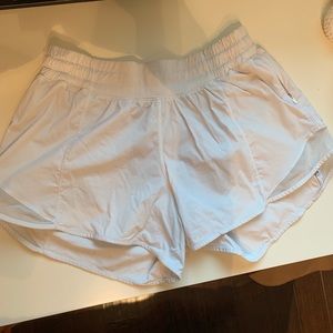 Lululemon white 2.5” shorts